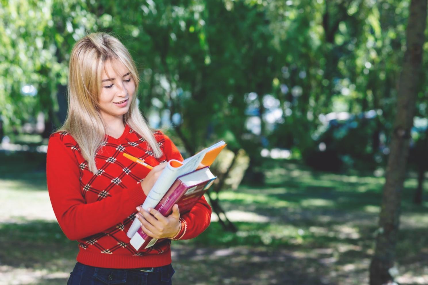 Sentiero naturale immerso nel verde per pratiche meditative