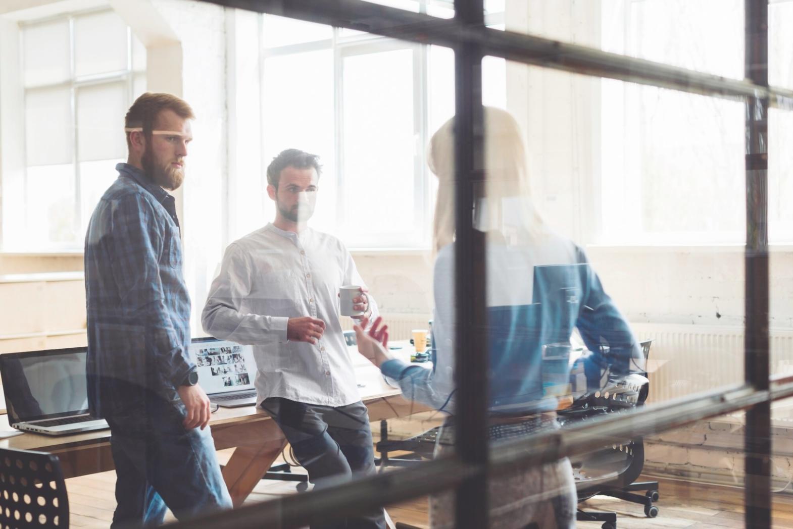 Sentiero di montagna immerso nella nebbia con alberi che creano un ambiente contemplativo e silenzioso